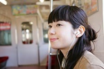 電車内で音楽を視聴する高校生イメージ