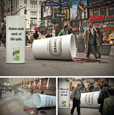 ニューヨークの7番街では横倒しになった巨大コーヒーカップが。