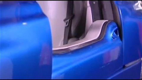 BMWの「BMW Z1」プロモーション動画。確かに同じコンセプトのドアが採用されている。