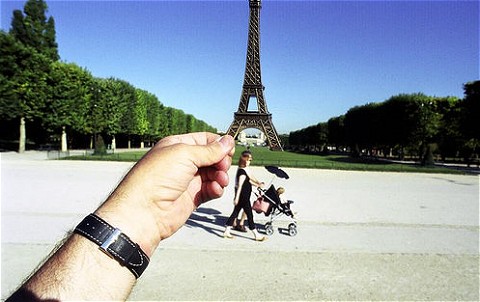 フランス・パリのエッフェル塔も一つかみ。…手前の家族連れが名所というわけではありません。