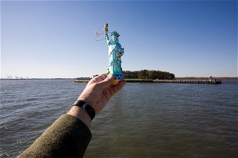アメリカの象徴、ニューヨークの自由の女神もこの通り。