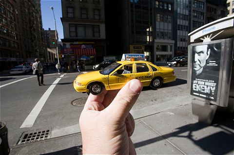 時として名所だけでなく名物を「手にする」ことも。写真はアメリカ・ニューヨークの名物、黄色いタクシーこと「イエローキャブ」
