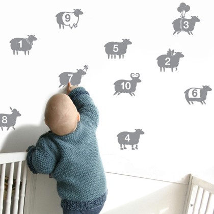 公式サイトでは「子供部屋用」とある、羊さんのステッカー。寝室に使うとすぐに眠れそう