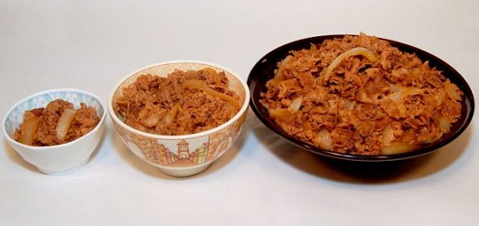 左からプチ牛丼、牛丼並盛、牛丼キング