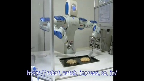 MOTOMAN-SDA10がお好み焼きを焼いているシーン。元記事ではパンケーキと勘違いされていた。