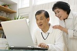 オンラインコミュニティに参加する老夫婦イメージ
