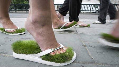 どこにいようと芝生の上にいる気分になれるスリッパ