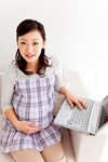 妊婦とパソコンイメージ