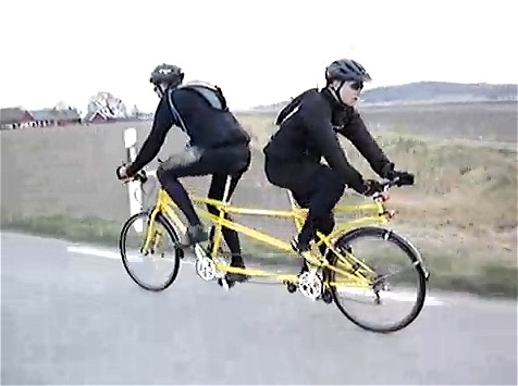 二「人」力自転車。動画タイトルは「Tandem back to back(背中あわせの二人乗り自転車)」。
