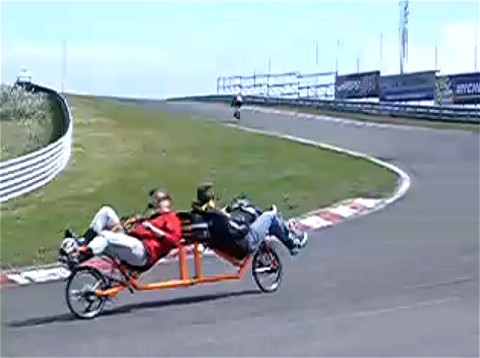 座った状態での「背中合わせのニ人乗り自転車」。