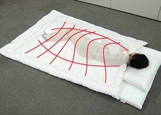 「寝返りに添う掛けふとん」