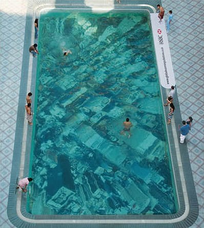 プールの底に描かれた摩天楼。このプールで泳ぐ人は水没した都市を想像し……