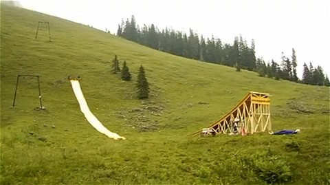 問題の動画。スキージャンプ台のようなところから男性が滑り落ちて……ゴルフなら「ホールインワン」。