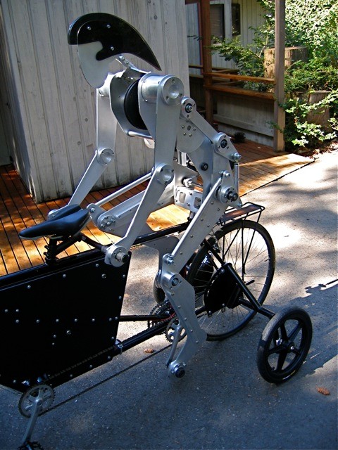 安全性の問題からか、補助車輪をつけて走らせるようだ。