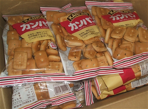 非常用食料の乾パン。専用のは賞味期間が3-5年のもあるが、入れ替えの際にはやはり大量消費が求められる