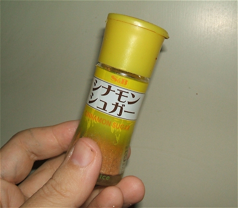 シナモン。お菓子系の料理で重宝するので、1つ買っておいて損はない。
