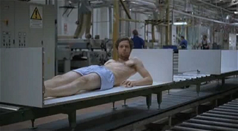 クローゼット製作工場のベルトコンベアで目覚める男。状況を把握する間も無く、フタを閉められてしまう。