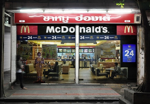 そして普通のレストランの閉店時間に閉じられるシャッターには「こんな時間でもマクドナルドは24時間営業していますよ」という宣伝がお披露目される。