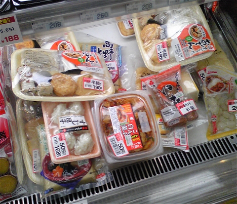 某スーパーでの風景。最近は値引き後の価格まで最初からラベル貼りされている場合も。