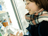 コンビニで飲み物を買うシーンイメージ