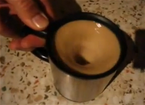 「The Self-Stirring Mug.」を使い、カプチーノを創る実践動画。