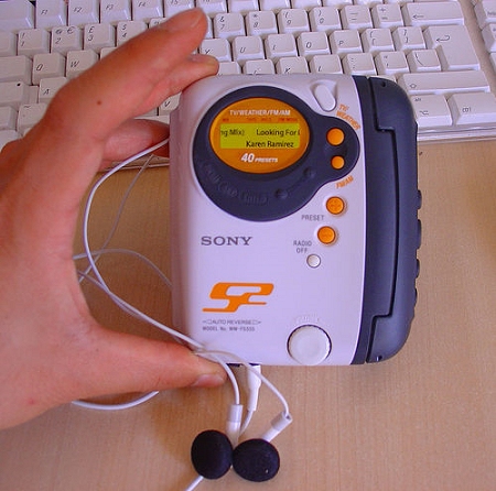 ウォークマンと「融合」したように見えるiPodケース