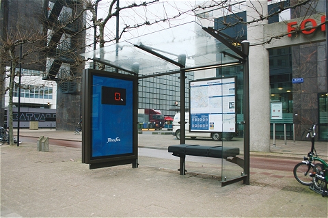 見た目はごく普通のバス停留所。シンプルすぎる側壁にあるデジタル盤には怪しげな「ゼロKg」の文字が。