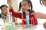 楽しく科学を学ぶ子供達イメージ