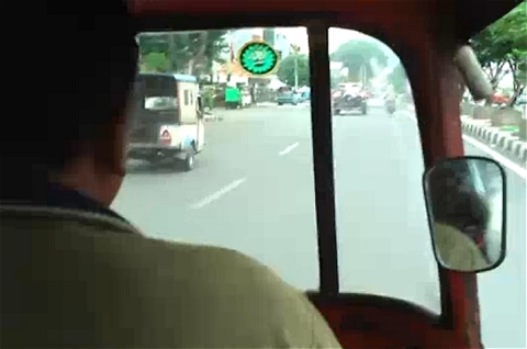 「バジャイ」の移動シーン。機動性の高さと、乗り心地のアレさが分かる(a bajaj ride in jakarta)。