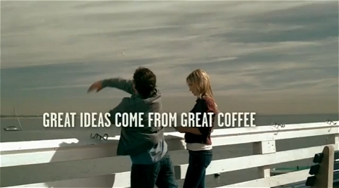 指輪を海に放り投げ決意を新たにする男性。そして「素晴らしい考えは素晴らしいコーヒーから見出される(GREAT IDEAS COME FROM GREAT COFFEE)」のコピーが。
