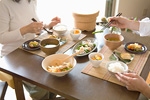 夫婦で食事イメージ