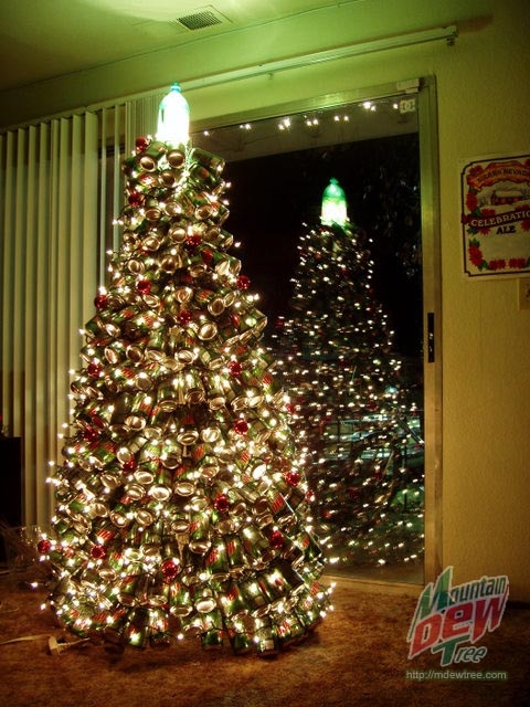 ↑ マウンテンデュー・クリスマスツリー(2.0)(Mountain Dew Christmas Tree 2.0)。