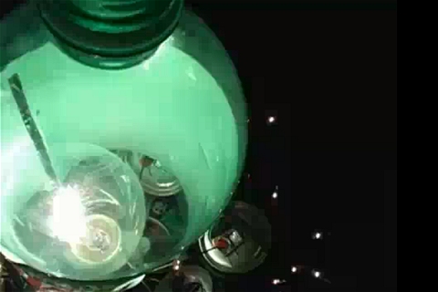 ↑ 上部から見た様子。ペットボトルの内部に電球を配し、緑の光が周囲を照らす仕組み……発熱は大丈夫なのかと少々不安。