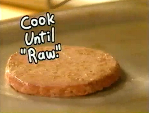 肉汁のジューシーさを演出するため、パティ(ハンバーグ)の焼き具合はレアに