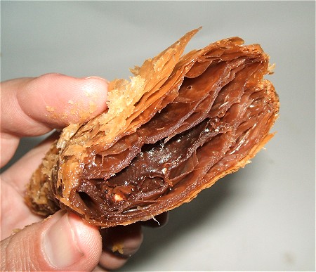 一つ断面図。幾層ものパイ生地の内部にチョコレートがあるのが分かる。