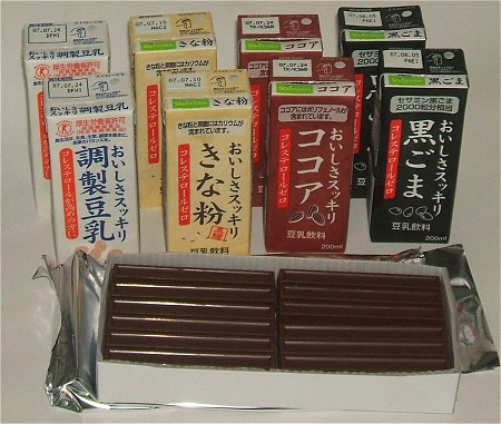 箱から中身を取り出し、スティックチョコレートはパッケージも切り取ってみる。