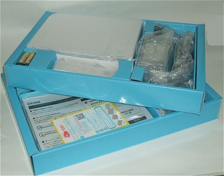 Wiiの本体(箱)と中身を開けてみた様子。中には二段重ねで本体や各種部品が納められている。