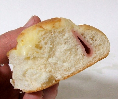 「ハム＆チーズ」の断面をアップで。普通の調理パンより気持ち密度が濃い?