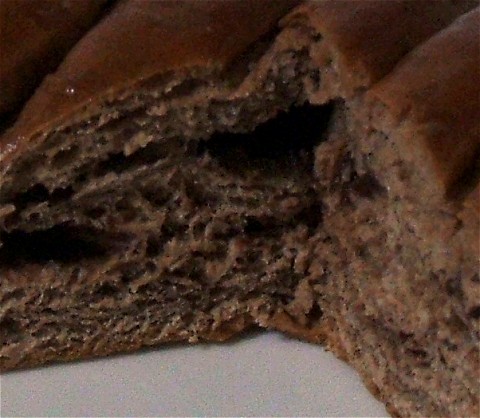 「チョコクリームパン」の断面をアップで。普通の調理パンより気持ち密度が濃くもさもさしている?