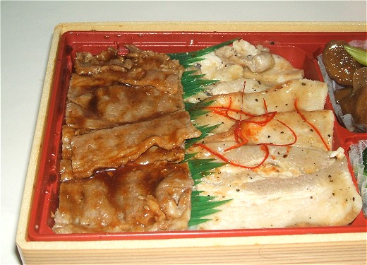 メインの「わさび醤油の牛肉(左)」「ゆず胡麻風味の塩だれで仕上げた豚肉(右)」