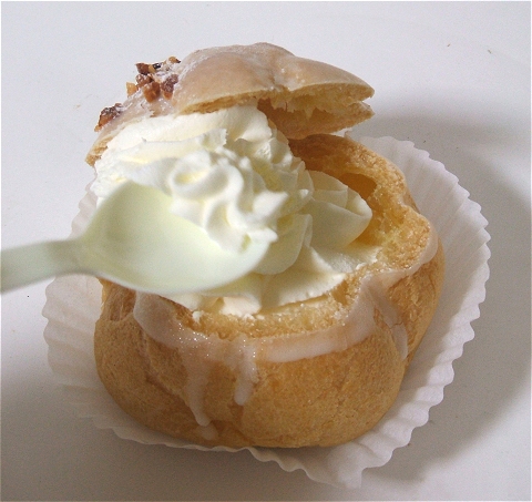 ロールケーキ同様に、このようにしてスプーンですくって生クリームを堪能する