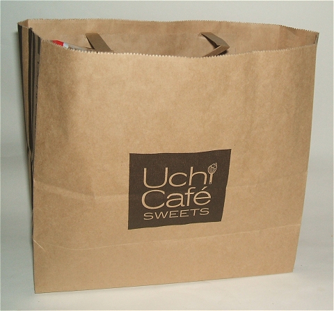 ウチカフェスイーツ専用の紙袋。ロゴデザインがちょっとおしゃれ