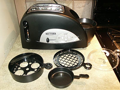 Back to Basics TEM500 Egg-and-Muffin 2-Slice Toaster and Egg Poacher。要は「パンやマフィンを焼くのと同時に、卵を調理したりベーコン・ソーセージを温められるトースター」