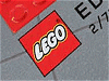 足元にあるものをレゴに見立てた、「なるほど」と思わせる広告イメージ