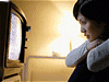 テレビを盲信する女性イメージ