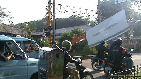 ↑ これは確かに怖くて無茶などできない……Giant cleaver on railways gate in Indonesia.