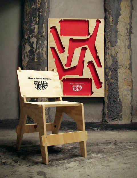 ↑ パーツを取りだして組み立てると、キットカットレーベルの椅子の完成。この椅子を使って「ちょっと一休み」という次第。