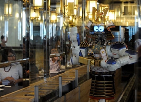 ↑ 働き者のロボットウエイター。