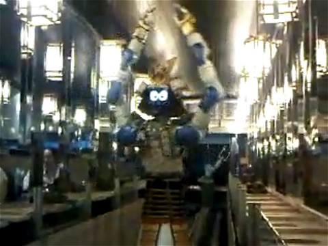↑ 踊るロボットウエイター。