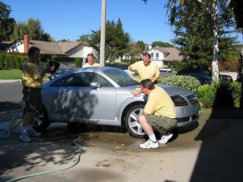 ↑ 自動車の洗車も簡単、簡単